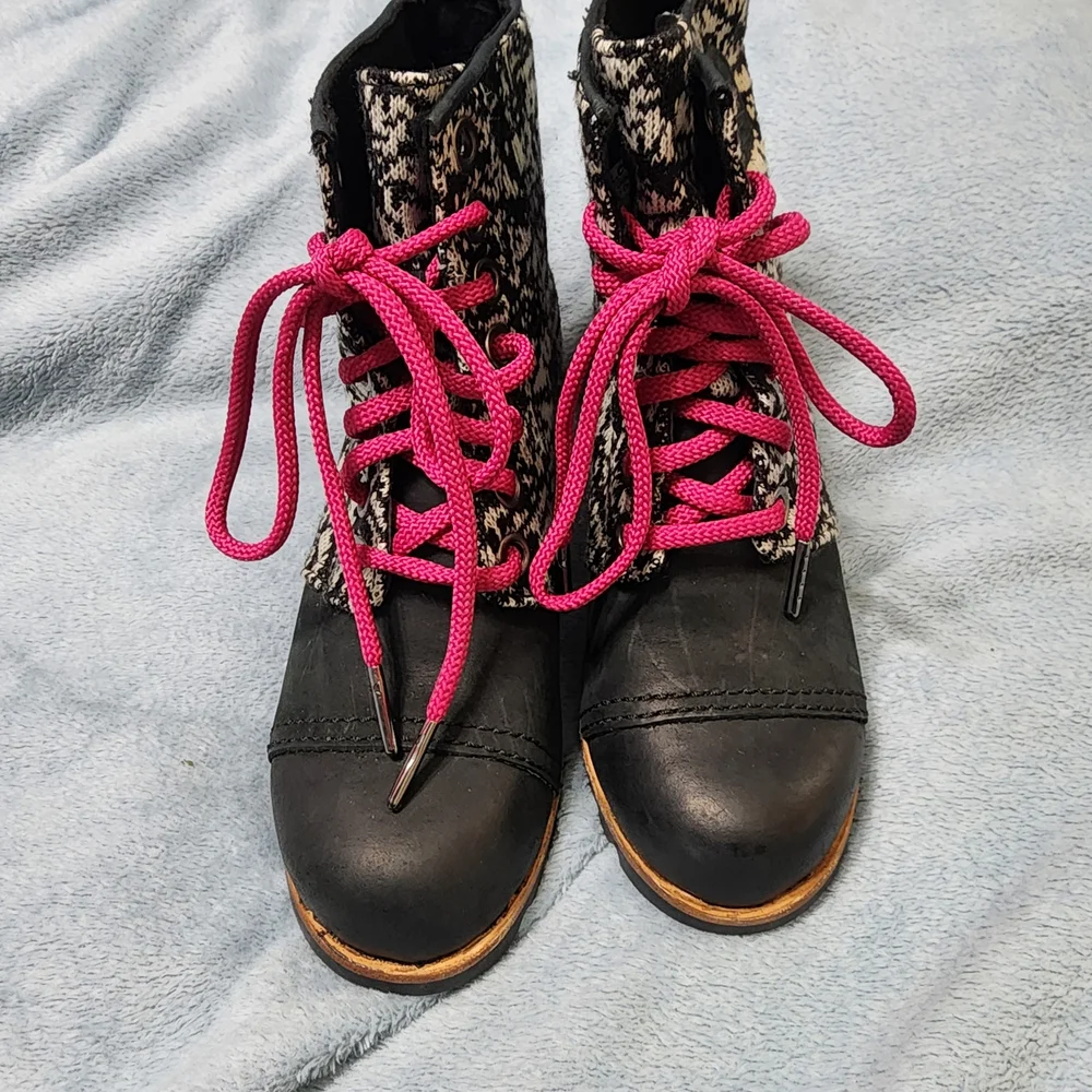 Sorel Women Black Boots with Hot Pink Laces Size 6